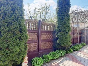 Покраска еврозабора под дерево 15