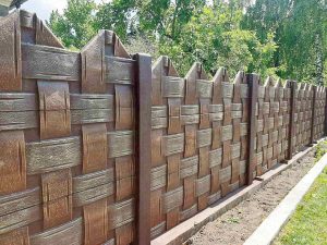 Покраска еврозабора под дерево 19