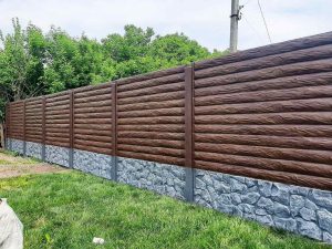 Покраска еврозабора под дерево 20