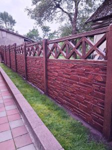 Покраска еврозабора под камень 01