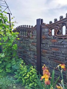 Покраска еврозабора под камень 02
