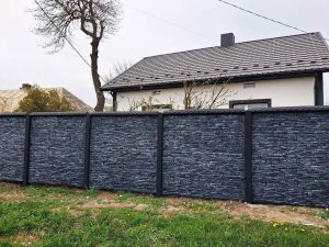 Покраска еврозабора под камень 05