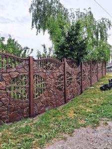 Покраска еврозабора под камень 08
