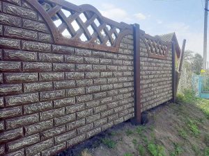 Покраска еврозабора под камень 18