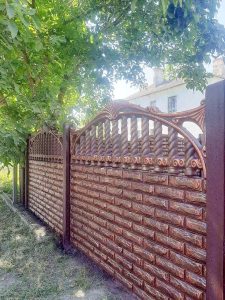 Покраска еврозабора под камень 19