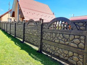 Покраска еврозабора под камень 22