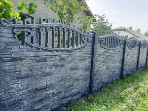 Покраска еврозабора под камень 28