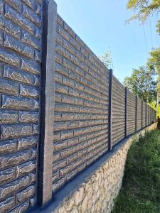 Покраска еврозабора под камень 33